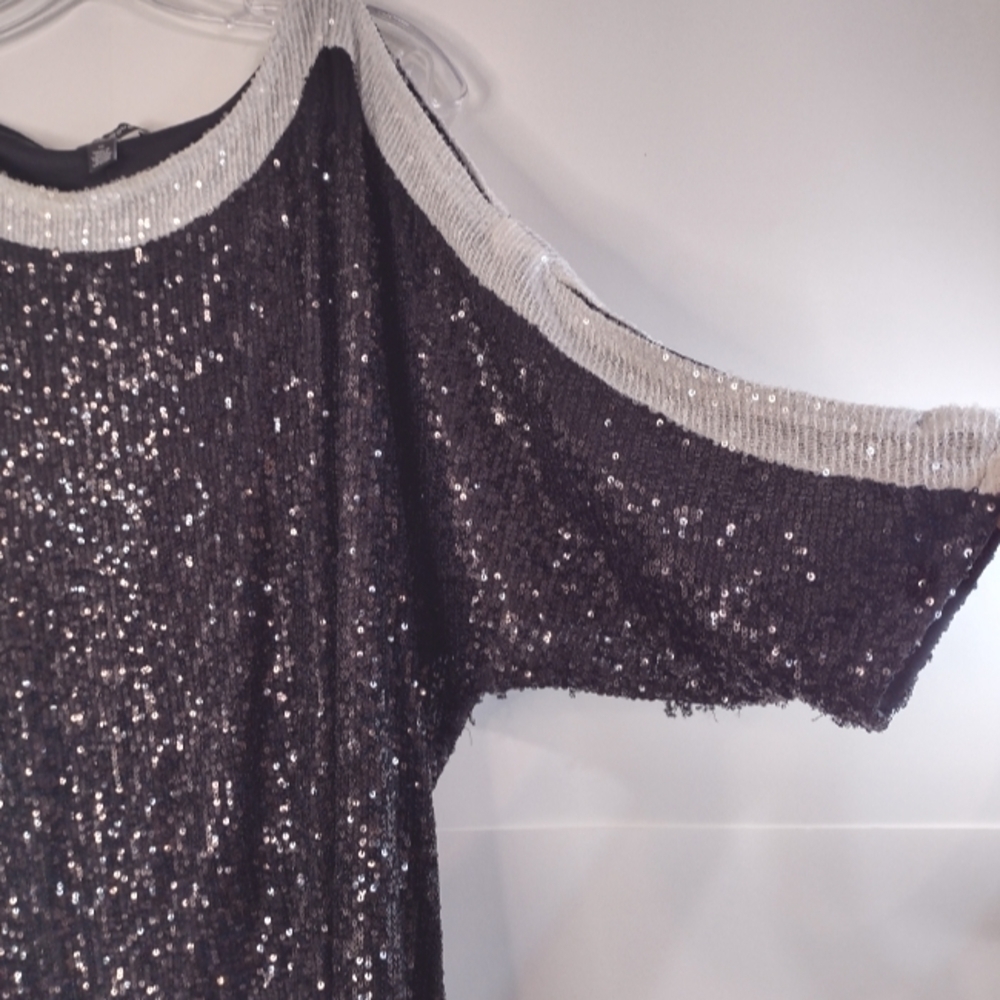 Cable & gauge women's black & white sequin Cold shoulder top size (1X) - Picture 2 of 14